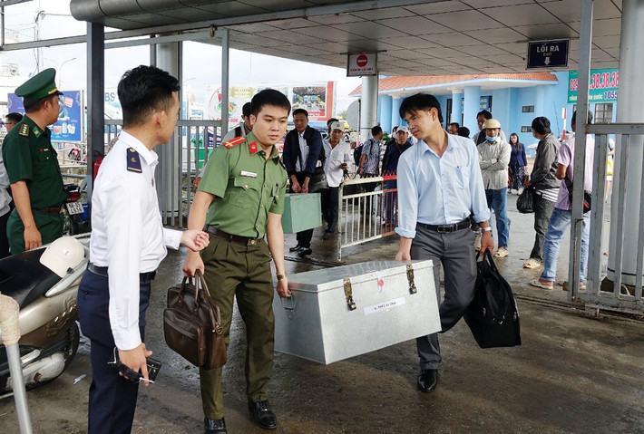 Lực lượng chức năng vận chuyển đề thi ra TP. Phú Quốc bằng tàu cao tốc Kiên Giang: Vận chuyển đề thi bằng tàu cao tốc ra Phú Quốc an toàn