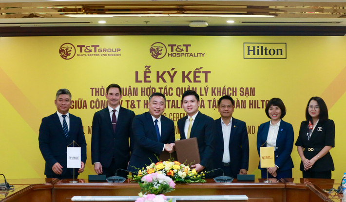 Đại diện Công ty T&T Hospitality và Tập đoàn Hilton trao thỏa thuận hợp tác T&T Group hợp tác cùng Hilton mang thương hiệu khách sạn hàng đầu thế giới về Đồng bằng sông Cửu Long -0
