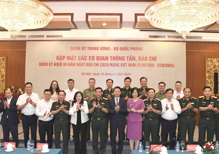 Bộ trưởng Bộ Quốc phòng, Đại tướng Phan Văn Giang và các đại biểu đại diện các cơ quan báo chí trong và ngoài Quân đội chụp ảnh tại buổi gặp mặt Bộ Quốc phòng tổ chức gặp mặt các cơ quan thông tấn, báo chí -0