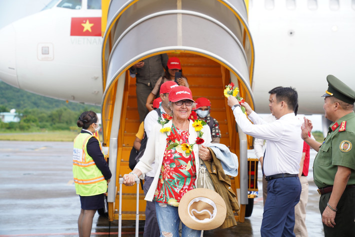 Đại diện Lãnh đạo tỉnh Kiên Giang, Vietjet tặng hoa du khách trên chuyến bay từ Ấn Độ tới với Phú Quốc Đại diện Lãnh đạo tỉnh Kiên Giang, Vietjet tặng hoa du khách trên chuyến bay từ Ấn Độ tới với Phú Quốc