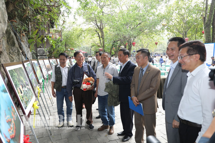 Đại biểu tham quan triển lãm. Nguồn: Báo Ninh Bình Giới thiệu vùng đất, con người cố đô Hoa Lư -0