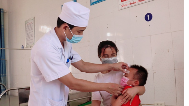 Luật Trẻ em quy định: Trẻ em có quyền được chăm sóc tốt nhất về sức khỏe, được ưu tiên tiếp cận, sử dụng dịch vụ phòng bệnh và khám bệnh, chữa bệnh Luật Trẻ em quy định: Trẻ em có quyền được chăm sóc tốt nhất về sức khỏe, được ưu tiên tiếp cận, sử dụng dịch vụ phòng bệnh và khám bệnh, chữa bệnh