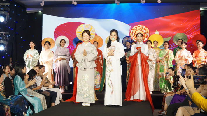 NTK Nguyễn Lan Vy và chuyên gia Kimono Junko Sophia Kakizaki tại chương trình Sắc thu Việt - Nhật Tôn vinh sắc phục Việt - Nhật -0