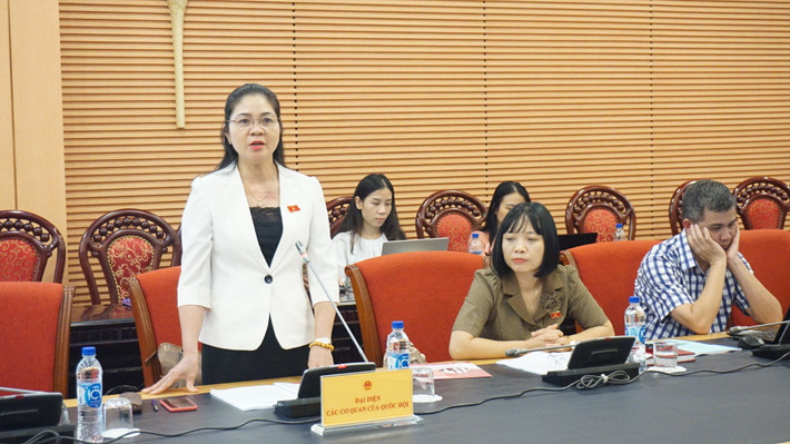 ĐBQH Leo Thị Lịch (Bắc Giang) cho rằng công tác quản lý lỏng lẻo dẫn đến sản phẩm thuốc lá mới tràn lan ngoài thị trường Nên cấm kinh doanh và nhập khẩu các sản phẩm thuốc là mới -0