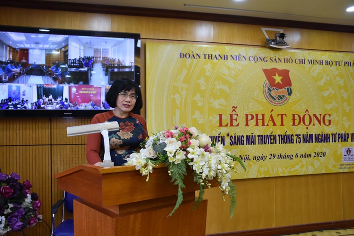 Thứ trưởng Bộ Tư pháp Đặng Hoàng Oanh phát biểu Thứ trưởng Bộ Tư pháp Đặng Hoàng Oanh phát biểu