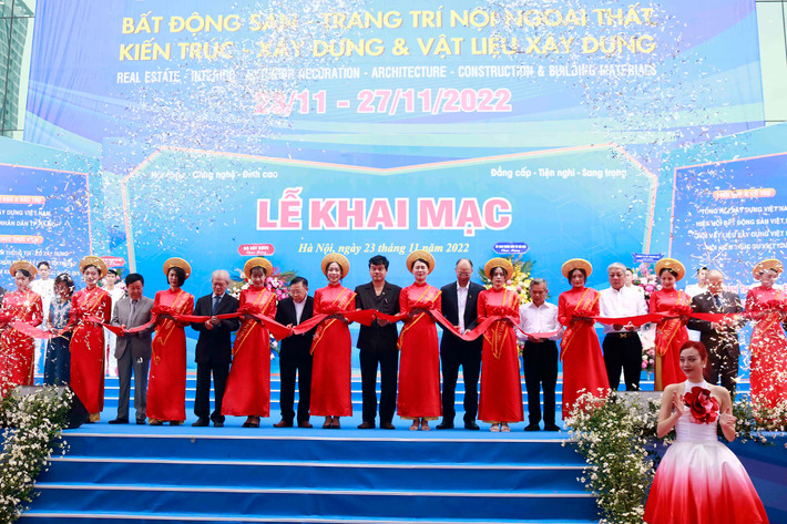 Các đại biểu tham dự cắt băng khai mạc Triển lãm 109.jpg -0