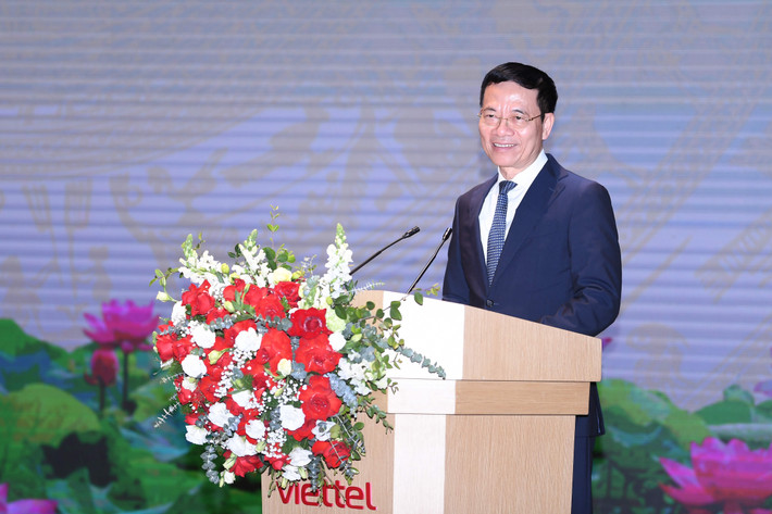 Ủy viên Trung ương Đảng, Bộ trưởng Bộ Thông tin và Truyền thông Nguyễn Mạnh Hùng khẳng định: trong bối cảnh khó khăn chung của ngành nhưng Tập đoàn Viettel đạt tăng trưởng 5,4% và viễn thông nước ngoài tăng trưởng 20,5% là mức cao. Ảnh: VT Viettel tăng trưởng ấn tượng, đặt mục tiêu cao năm 2024 -0