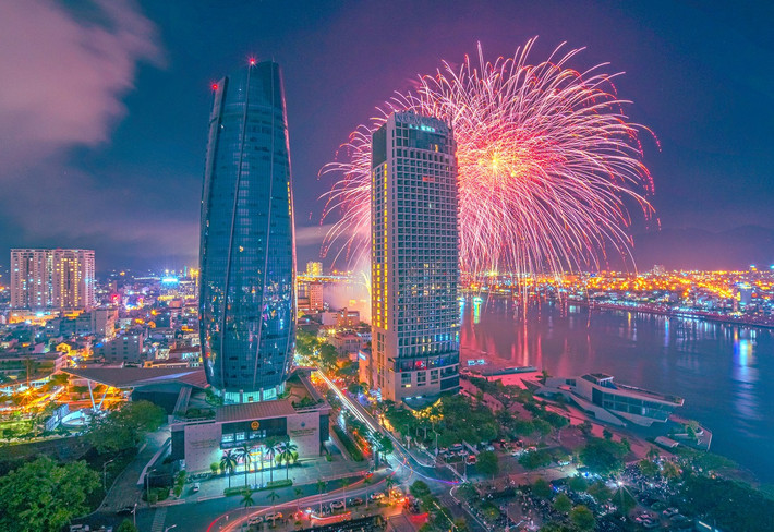 Khách sạn Novotel là một trong những điểm xem pháo hoa đẹp nhất tại Đà Nẵng. “Cháy vé” đêm chung kết pháo hoa quốc tế, du khách tấp nập đổ bộ vào Đà Nẵng -0