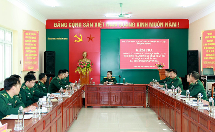 Đại tá Lê Trọng Xuân kiểm tra nhận thức pháp luật tại buổi làm việc. Ảnh: NT Đồn biên phòng cửa khẩu cảng Vạn Gia:Đổi mới hình thức tuyên truyền, phổ biển pháp luật -0