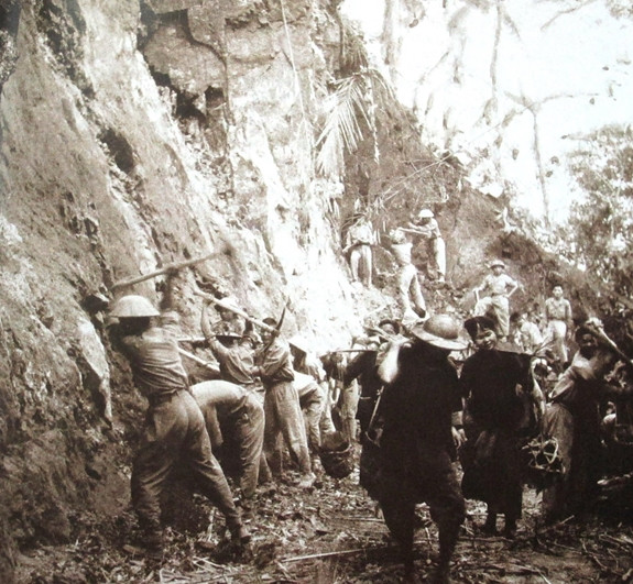 Bài 1: Xung phong mở đường thắng lợi ảnh 1 Thanh niên xung phong phá đá mở đường qua núi. Ảnh tư liệu