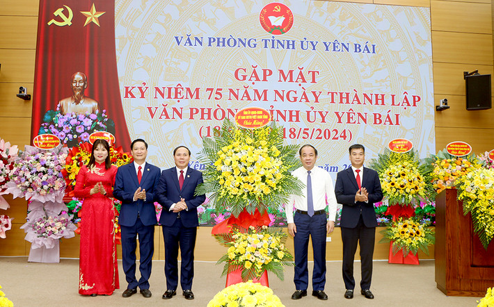 Phó Bí thư Thường trực Tỉnh ủy, Chủ tịch HĐND tỉnh Tạ Văn Long tặng hoa chúc mừng Văn phòng Tỉnh ủy Yên Bái Văn phòng Tỉnh ủy Yên Bái gặp mặt kỷ niệm 75 năm ngày thành lập -0