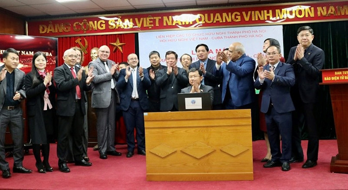 Các đại biểu bấm nút khai trương Trang tin Hội hữu nghị Việt Nam - Cuba thành phố Hà Nội. Ảnh: Kim Sơn Thông tin toàn diện, kịp thời về quan hệ hữu nghị Việt Nam - Cuba -0