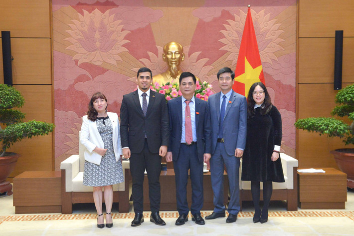 Phó Chủ tịch Hội đồng Dân tộc Nguyễn Lâm Thành tiếp Đại sứ Venezuela ảnh 4 Các đại biểu chụp ảnh lưu niệm