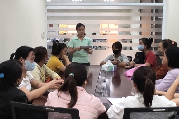 Trưởng Ban Nữ công Công ty Trách nhiệm hữu hạn ETOP Việt Nam Lê Thị Như Thảo trong buổi làm việc tại công ty. Ảnh: NVCC Khẳng định vai trò, cống hiến thầm lặng của cán bộ nữ công đoàn -0