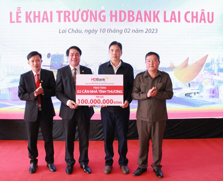 Phó Tổng Giám đốc HDBank Nguyễn Văn Hảo trao tặng hai căn nhà tình thương trị giá 100 triệu đồng cho tỉnh hộ nghèo tỉnh Lai Châu Phó Tổng Giám đốc HDBank Nguyễn Văn Hảo trao tặng hai căn nhà tình thương trị giá 100 triệu đồng cho tỉnh hộ nghèo tỉnh Lai Châu