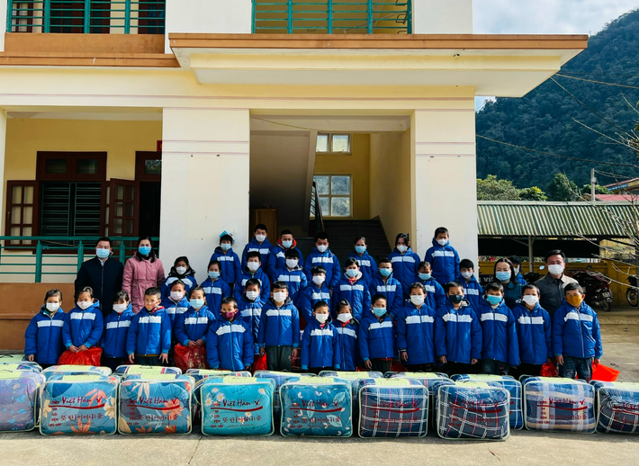 Trẻ em xã Thanh Sơn, huyện Mai Châu, tỉnh Hòa Bình nhận đồ ấm từ Quỹ Bảo trợ trẻ em Việt Nam Trẻ em xã Thanh Sơn, huyện Mai Châu, tỉnh Hòa Bình nhận đồ ấm từ Quỹ Bảo trợ trẻ em Việt Nam