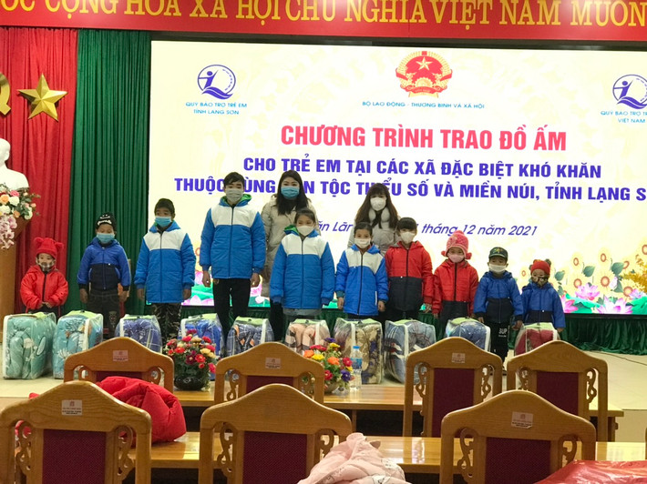Trẻ em các xã đặc biệt khó khăn thuộc vùng dân tộc thiểu số và miền núi ở Lạng Sơn nhận đồ ấm từ Quỹ Bảo trợ trẻ em Việt Nam Trẻ em các xã đặc biệt khó khăn thuộc vùng dân tộc thiểu số và miền núi ở Lạng Sơn nhận đồ ấm từ Quỹ Bảo trợ trẻ em Việt Nam