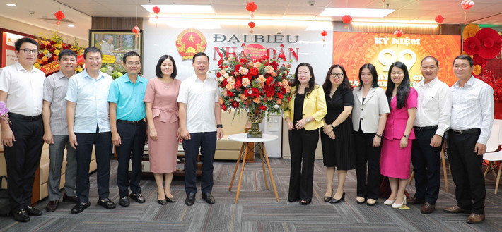 Phó Chủ tịch Ủy ban Quản lý vốn nhà nước tại doanh nghiệp Đỗ Hữu Huy tặng hoa chúc mừng Báo Đại biểu Nhân dân. Ảnh: Khánh Duy Lãnh đạo Đảng, Nhà nước và các bộ, ngành, địa phương chúc mừng Báo Đại biểu Nhân dân -0