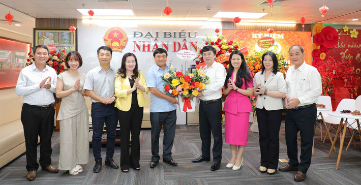 Ban Quản lý Làng Văn hóa - Du lịch các dân tộc Việt Nam tặng hoa chúc mừng Báo Đại biểu Nhân dân nhân kỷ niệm 99 năm Ngày Báo chí Cách mạng Việt Nam (21.6.1925 - 21.6.2024). Ảnh: Khánh Duy Lãnh đạo Đảng, Nhà nước và các bộ, ngành, địa phương chúc mừng Báo Đại biểu Nhân dân -0