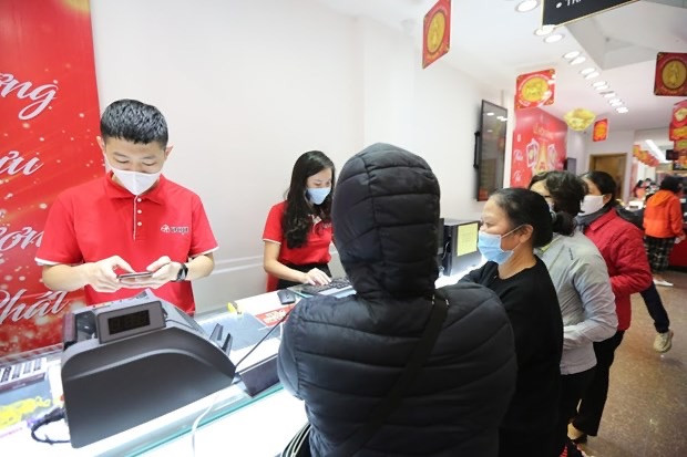 Khách hàng mua vàng tại Doji Khách hàng mua vàng tại Doji