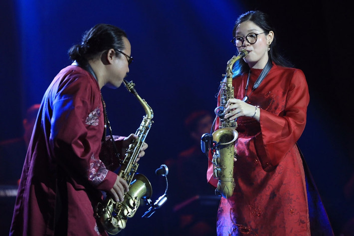 Nghệ sĩ Trần Mạnh Tuấn và con gái An Trần trình diễn một tiết mục nhạc jazz kết hợp với dân ca Việt Nam Nghệ sĩ Trần Mạnh Tuấn và con gái An Trần trình diễn một tiết mục nhạc jazz kết hợp với dân ca Việt Nam