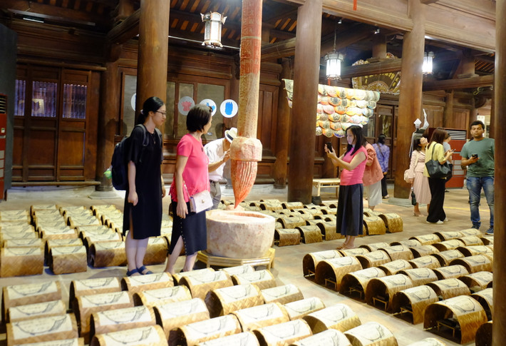 Mở rộng biên giới nghệ thuật đồ họa ảnh 2 Công chúng tương tác với tác phẩm