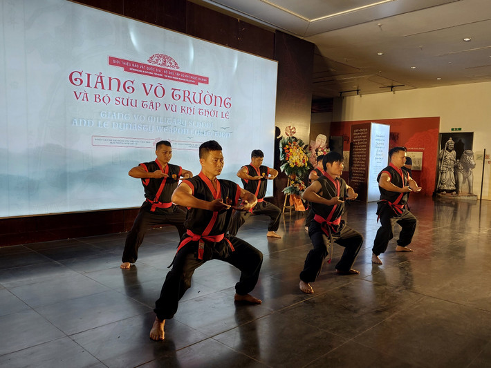 Biểu diễn võ thuật cổ truyền trong lễ khai mạc trưng bày Triển lãm Giảng Võ trường và bộ sưu tập vũ khí thời Lê -0
