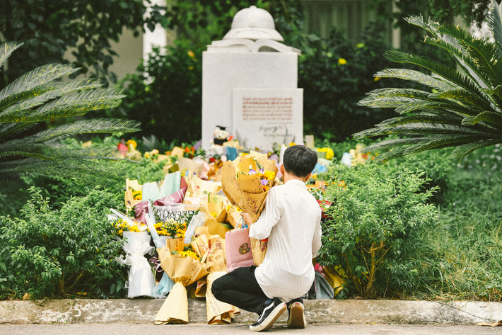 Hình ảnh sinh viên đặt hoa tri ân thế hệ đi trước, chạm đến trái tim của mỗi người Bách khoa -1