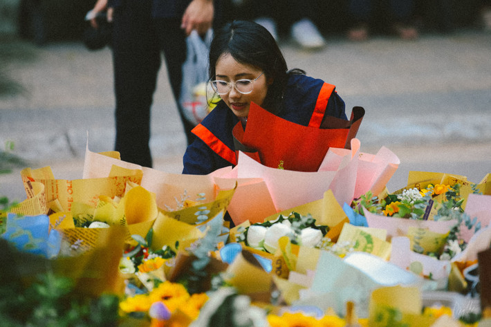 Ảnh: Duy Thành Hình ảnh sinh viên đặt hoa tri ân thế hệ đi trước, chạm đến trái tim của mỗi người Bách khoa -4