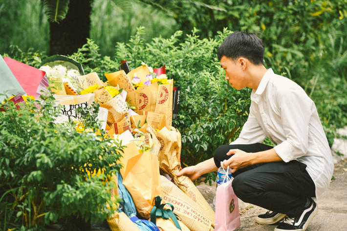 Ảnh: Duy Thành Hình ảnh sinh viên đặt hoa tri ân thế hệ đi trước, chạm đến trái tim của mỗi người Bách khoa -9