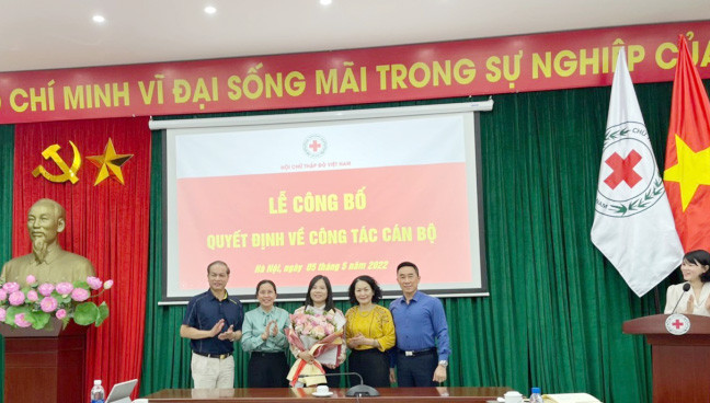 Bí thư Đảng đoàn, Chủ tịch Hội Chữ thập đỏ Việt Nam Bùi Thị Hòa chúc mừng Tổng Biên tập Tạp chí Nhân đạo Nguyễn Thu Trang IMG_20220505_090843