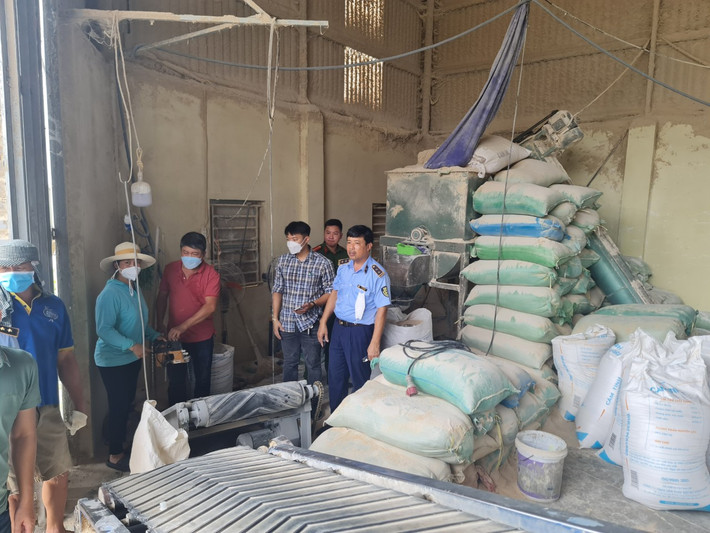 Lực lượng chức năng phát hiện có một số lao động đang tháo chỉ các bao cám là thức ăn chăn nuôi hiệu WHEAT POLLARD, sau đó đưa vào máy phối trộn với bột đá Đoàn kiểm tra đang bắt quả tang tại xưởng trộn cám