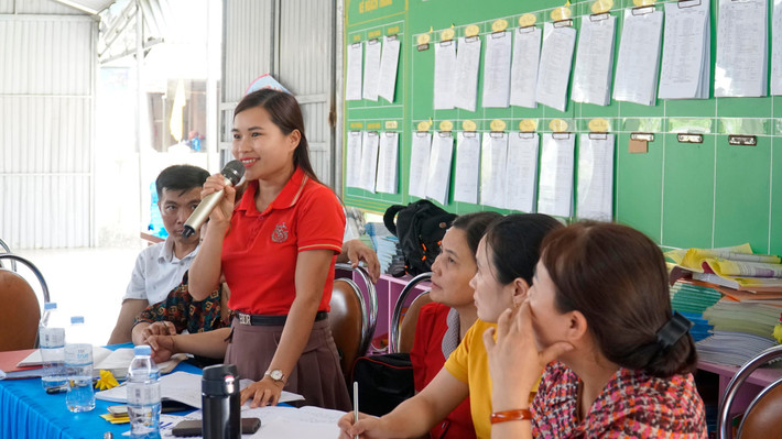Giáo viên trường PTDTBT Tiểu học Châu Hội trong lớp tập huấn về nhạy cảm giới trong giảng dạy do Quỹ Vì tầm vóc Việt tổ chức. Ảnh: TH Chung tay xây dựng