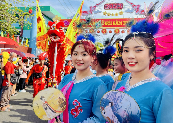 Hàng vạn người tham gia Lễ rước kiệu Bà Thiên Hậu ở Bình Dương ảnh 6 Hàng vạn người tham gia Lễ rước kiệu Bà Thiên Hậu ở Bình Dương