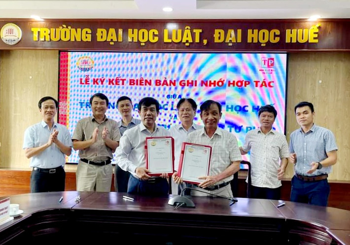 Đại diện hai đơn vị đã tiến hành ký kết biên bản ghi nhớ hợp tác trước sự chứng kiến của tập thể lãnh đạo hai đơn vị. Đại học luật, Đại học Huế ký kết hợp tác với Nhà xuất bản Tư pháp, Bộ Tư pháp -0