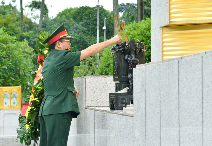 Đại biểu dâng hương, dâng hoa tưởng niệm các Anh hùng Liệt sĩ tại Đài tưởng niệm trên đường Bắc Sơn, Hà Nội Hội Cựu chiến binh cơ quan Văn phòng Quốc hội gặp mặt, tri ân Ban tổ chức Chương trình Khúc quân hành -6