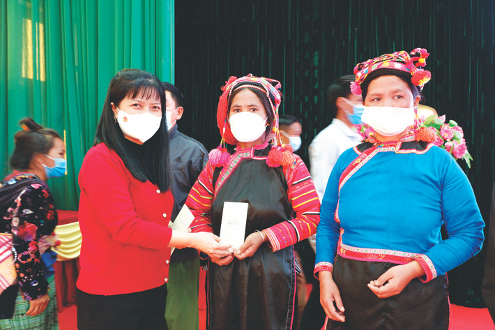 Phó Trưởng ban Công tác đại biểu Tạ Thị Yên tặng quà cho hộ nghèo huyện Mường Nhé, Điện Biên Ảnh: Nhật Linh Phó Trưởng ban Công tác đại biểu Tạ Thị Yên tặng quà cho hộ nghèo huyện Mường Nhé, Điện Biên Ảnh: Nhật Linh