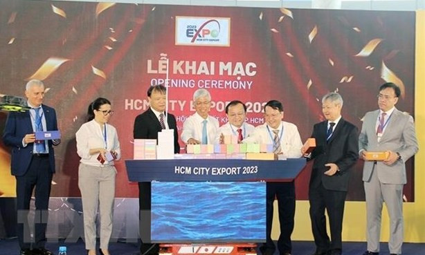 Đại diện bộ, ngành, hiệp hội và Ban tổ chức thực hiện nghi thức khai mạc chuỗi sự kiện. Ảnh TTXVN Nhiều thương hiệu hàng đầu tham dự Hội chợ xuất khẩu TP. Hồ Chí Minh