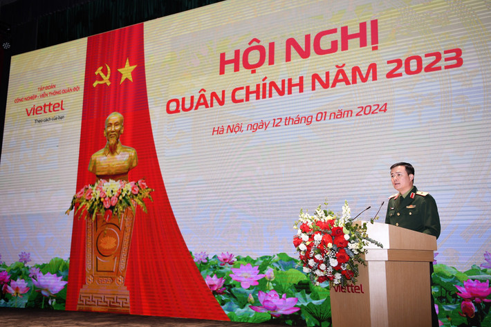Chủ tịch kiêm Tổng giám đốc Tập đoàn, Thiếu tướng Tào Đức Thắng giao nhiệm vụ cho từng đơn vị. Ảnh: VT Viettel tăng trưởng ấn tượng, đặt mục tiêu cao năm 2024 -0
