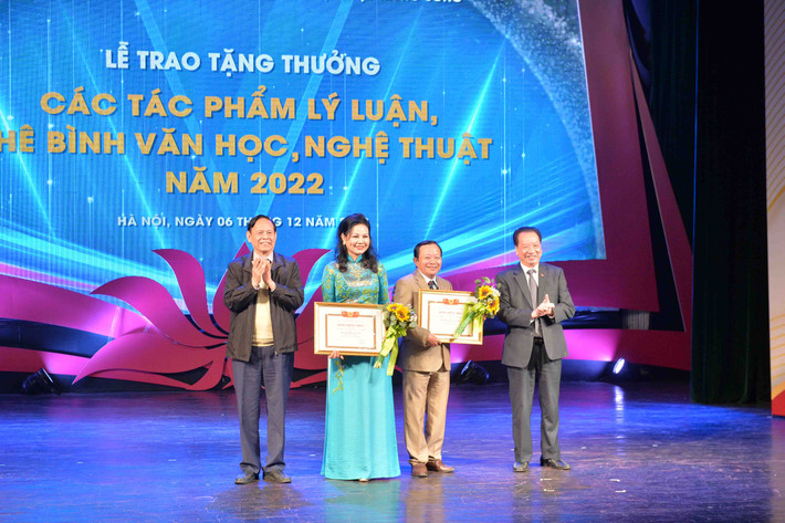Trao tặng thưởng các tác phẩm lý luận, phê bình văn học, nghệ thuật xuất bản năm 2022 ảnh 6 Các tác giả, nhóm tác giả được trao tặng thưởng mức Khuyến khích