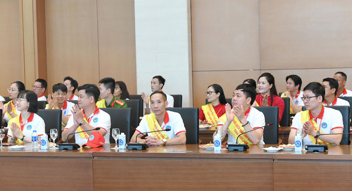 Chủ tịch Quốc hội Trần Thanh Mẫn: Cùng nhau lan tỏa tinh thần, nghĩa cử cao đẹp của hoạt động hiến máu tình nguyện ảnh 15 Chủ tịch Quốc hội Trần Thanh Mẫn gặp mặt người hiến máu tình nguyện tiêu biểu toàn quốc