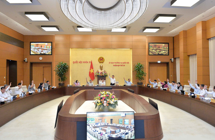Các thành viên Ủy ban Thường vụ Quốc hội biểu quyết tại Phiên họp. Ảnh: Hồ Long Hoàn chỉnh hồ sơ, bảo đảm đầy đủ các điều kiện, thủ tục theo đúng quy định pháp luật -0