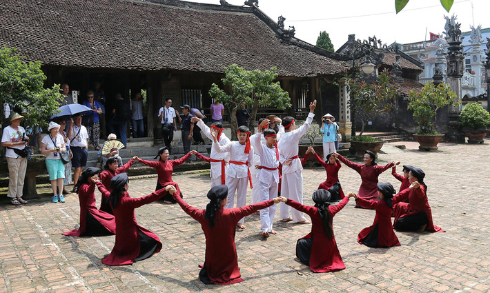Quy tụ tiềm lực bảo vệ di sản văn hóa phi vật thể ảnh 1 Sau ghi được UNESCO ghi danh, tỉnh Phú Thọ đã nỗ lực cùng cộng đồng quyết tâm thực hiện cam kết bảo vệ di sản hát xoan. Ảnh: UBNDPT
