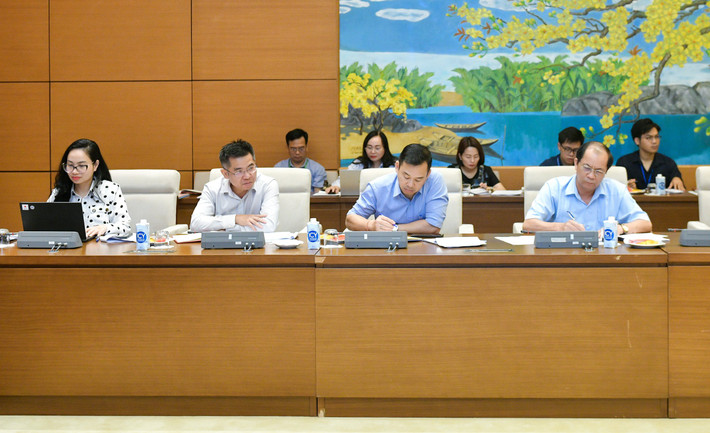 Tổng Thư ký Quốc hội, Chủ nhiệm Văn phòng Quốc hội Bùi Văn Cường chủ trì họp giao ban giữa Lãnh đạo Văn phòng Quốc hội với các vụ, đơn vị ảnh 3 Các đại biểu tham dự cuộc họp