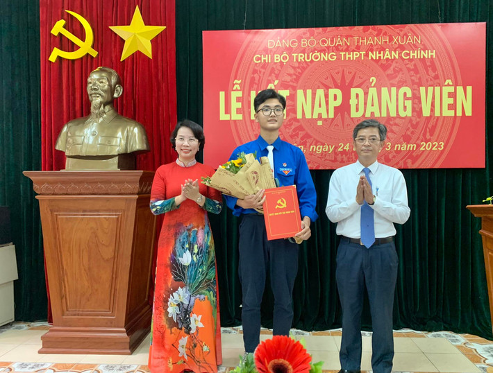 Hà Nội: Hai học sinh lớp 12 đầu tiên của quận Thanh Xuân được kết nạp Đảng ảnh 3 Chi bộ trường THPT Nhân Chính lần đầu tiên có Đảng viên là học sinh -0