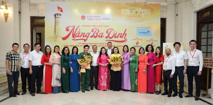 Tổng Biên tập Báo Đại biểu Nhân dân Phạm Thị Thanh Huyền, Phó Tổng Biên tập Nguyễn Thị Minh Hằng và các đại biểu chụp ảnh lưu niệm. Ảnh: Khánh Duy Chủ tịch Quốc hội Trần Thanh Mẫn dự Chương trình nghệ thuật đặc biệt “Nắng Ba Đình” -0