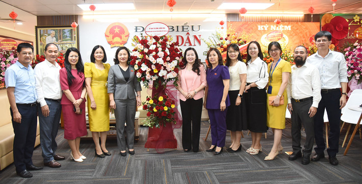 Phó Chủ nhiệm Ủy ban Tài chính - Ngân sách Phạm Thúy Chinh thay mặt Thường trực Ủy ban Tài chính - Ngân sách thăm, chúc mừng Báo Đại biểu Nhân dân. Ảnh: Quang Khánh Lãnh đạo Quốc hội, các cơ quan của Quốc hội chúc mừng Báo Đại biểu Nhân dân -0