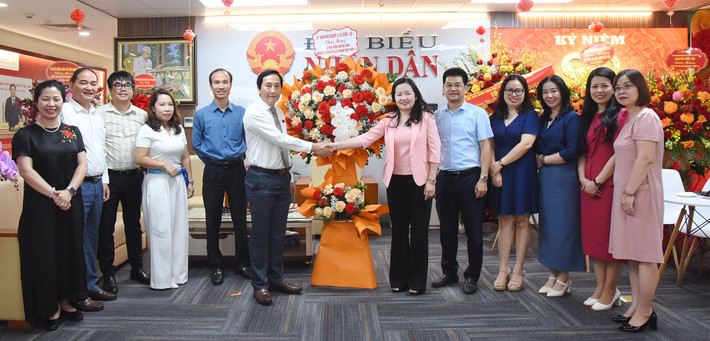 Tổng Biên tập Báo Đại biểu Nhân dân Phạm Thị Thanh Huyền và lãnh đạo, cán bộ, phóng viên, biên tập viên và người lao động Báo Đại biểu Nhân dân đón nhận lẵng hoa của Ủy viên Thường trực Ủy ban Khoa học, Công nghệ và Môi trường Nguyễn Văn An. Ảnh: Quang Khánh Lãnh đạo Quốc hội, các cơ quan của Quốc hội chúc mừng Báo Đại biểu Nhân dân -0