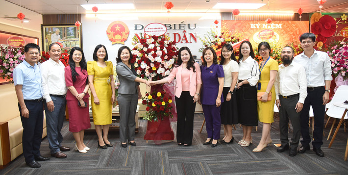 Tổng Biên tập Báo Đại biểu Nhân dân Phạm Thị Thanh Huyền và lãnh đạo, cán bộ, phóng viên, biên tập viên và người lao động Báo Đại biểu Nhân dân đón nhận lẵng hoa của Phó Chủ nhiệm Ủy ban Tài chính - Ngân sách Phạm Thúy Chinh. Ảnh: Quang Khánh Lãnh đạo Quốc hội, các cơ quan của Quốc hội chúc mừng Báo Đại biểu Nhân dân -0