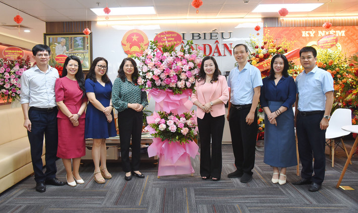 Tổng Biên tập Báo Đại biểu Nhân dân Phạm Thị Thanh Huyền và lãnh đạo, cán bộ, phóng viên, biên tập viên và người lao động Báo Đại biểu Nhân dân đón nhận lẵng hoa của Phó Chủ nhiệm Ủy ban Pháp luật Trần Hồng Nguyên. Ảnh: Quang Khánh Lãnh đạo Quốc hội, các cơ quan của Quốc hội chúc mừng Báo Đại biểu Nhân dân -0